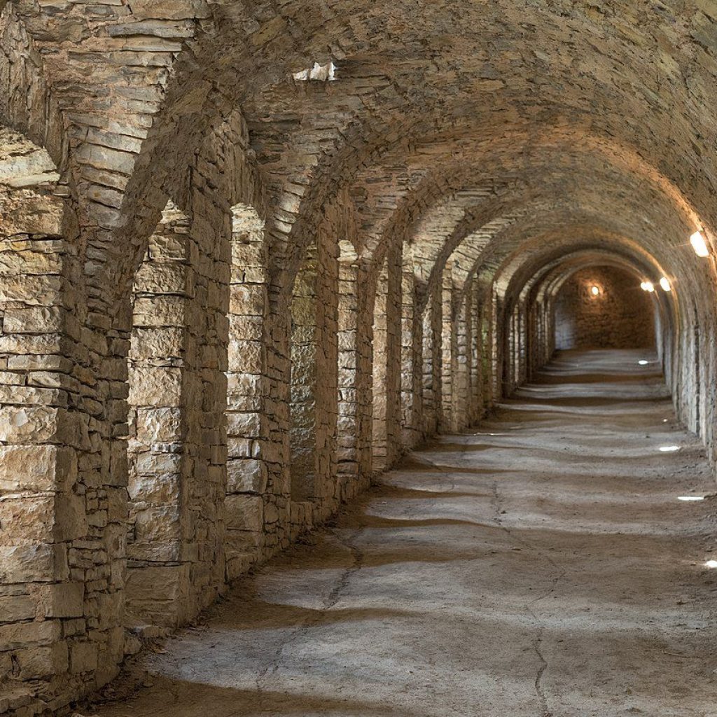 1280px-Festung_Marienberg,_Kasematten_Würzburg_20180521_002