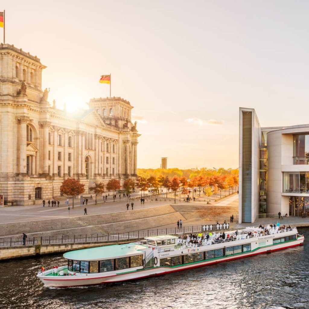 Berlin_Regierungsviertel_Spree_Reichstag_Paul-Loebe-Haus_Mitte_